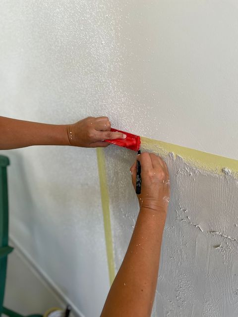 Cómo hacer un zócalo de madera con masilla y pintura 13 10