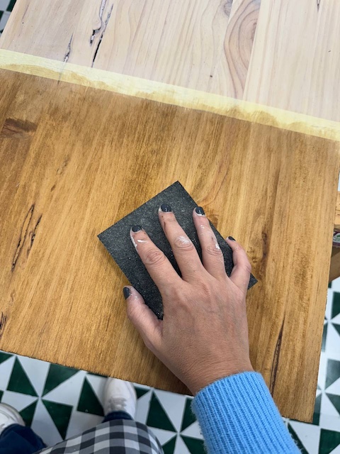 Cómo pintar madera: elige tu acabado 5 Cómo pintar madera con pátina nogal y lijar entre capas