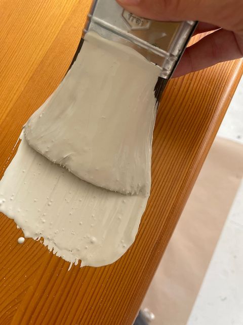 aplicar pintura a la tiza color taupe sobre un mueble pintura a la tiza color taupe