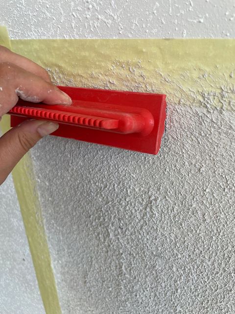 Cómo hacer un zócalo de madera con masilla y pintura 8 5