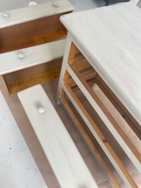 piezas de un mueble pintado a la tiza con chalk paint pintar muebles a la tiza chalk paint