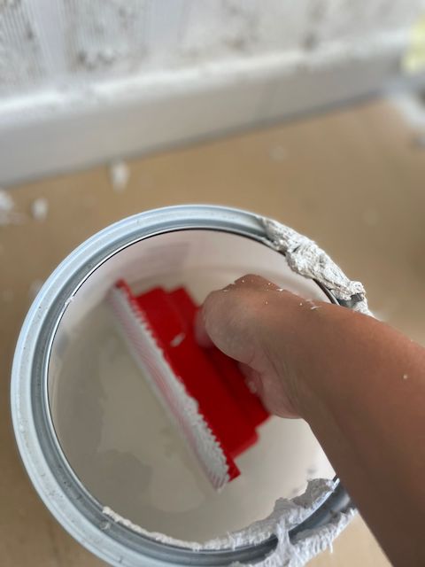 Cómo hacer un zócalo de madera con masilla y pintura 9 6