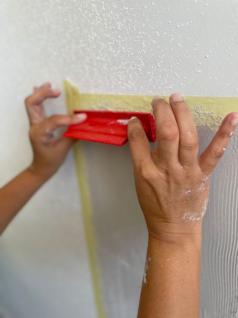 Cómo hacer un zócalo de madera con masilla y pintura 10 7