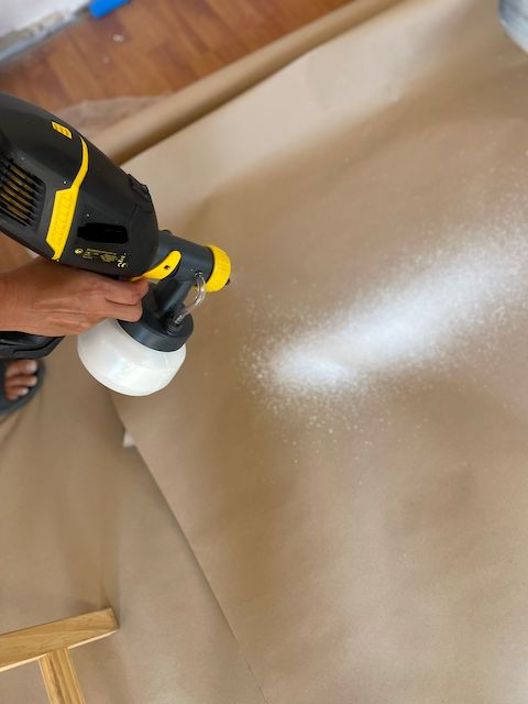 Cómo pintar un armario por menos de 60€ 18 Pulverizamos antes de comenzar a pintae