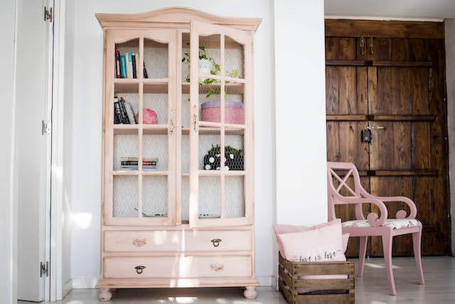 Guía completa para pintar y decorar tu casa según tu estilo de decoración 52 Mueble vitrina pintado en Rosa Nude
