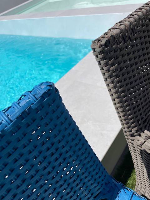 Cómo pintar sillas de ratán sintético paso a paso 17 Detalle del acabado de la silla de ratán sintético pintada