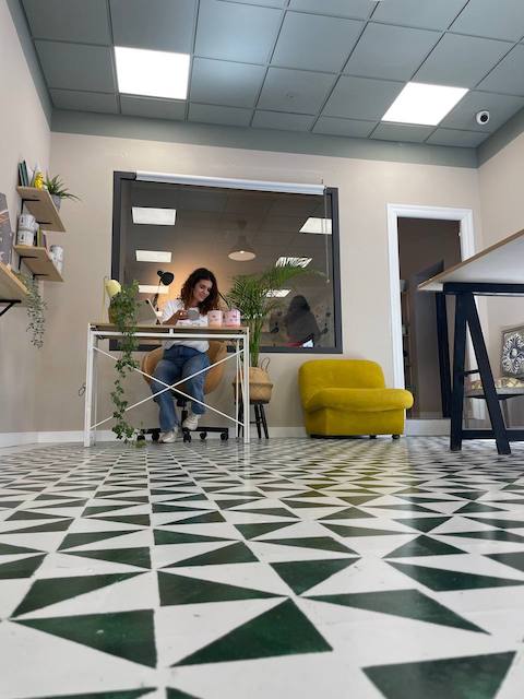 Guía para restaurar y pintar una tarima flotante 31 Gema en la oficina con el suelo pintado