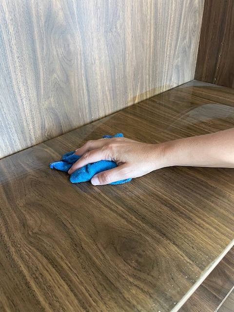 Aprende a pintar muebles de oficina de melamina 6 Aclaramos el Superclean con una bayeta del mueble de oficina de melamina