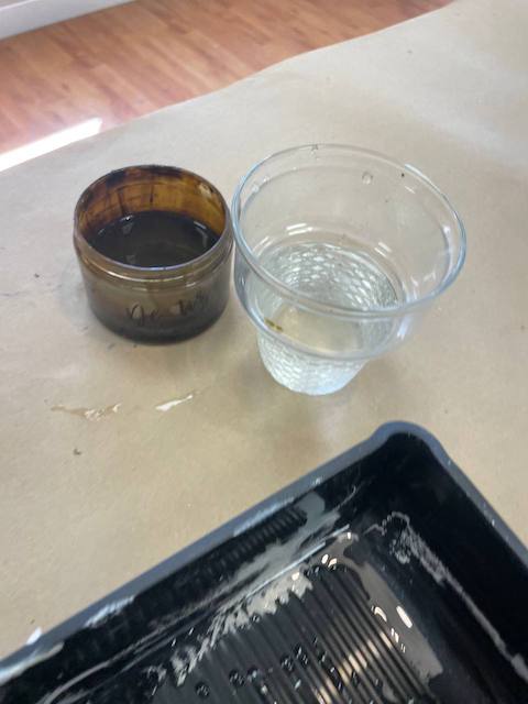 Imitación efecto madera en mármol 17 Rebajamos la pátina nogal con agua