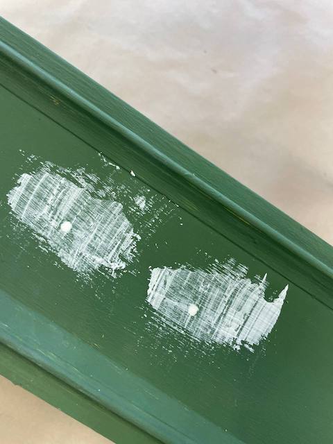 Ideas para personalizar tus muebles con tiradores 38 Alisamos la masilla en los agujeros donde iban los tiradores