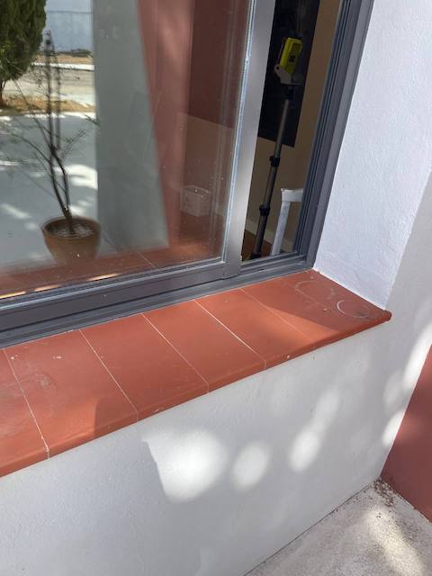 Alfeizar de una ventana sin pintar