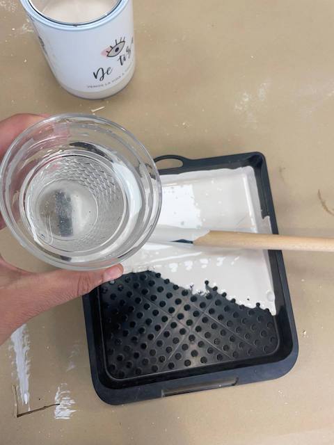 Cómo pintar el alféizar de una ventana paso a paso 15 Añadimos agua a la mezcla Strong