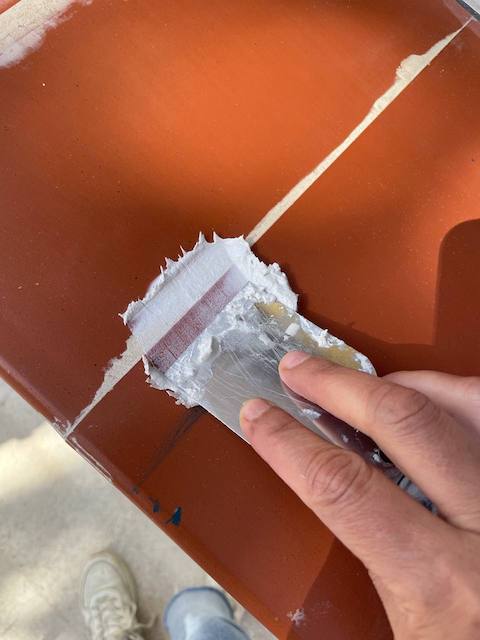 Cómo pintar el alféizar de una ventana paso a paso 13 Repetimos el proceso de enmasillado