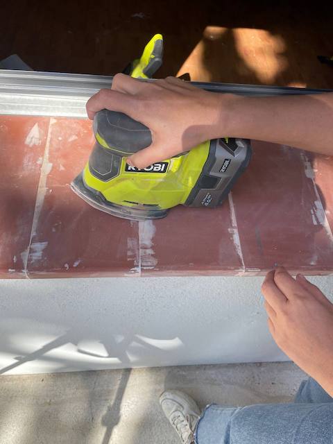 Cómo pintar el alféizar de una ventana paso a paso 11 Lijamos la masilla una vez seca