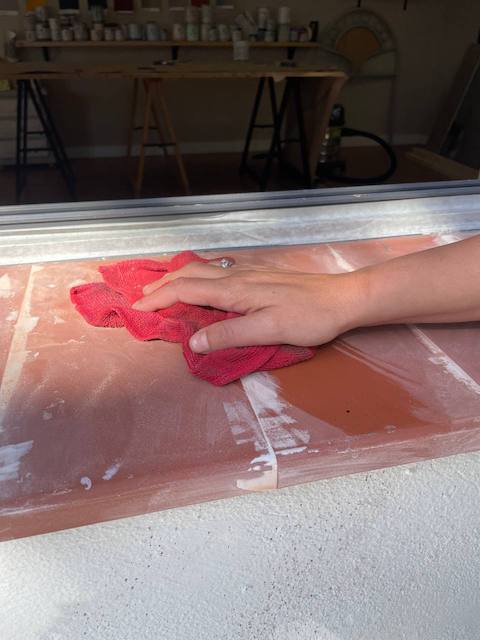 Cómo pintar el alféizar de una ventana paso a paso 12 Limpiamos el polvo de la lija