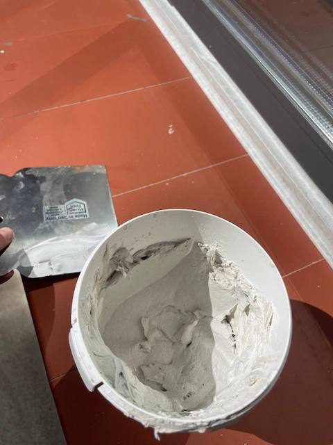 Cómo pintar el alféizar de una ventana paso a paso 7 Masilla de texturas De Tiza