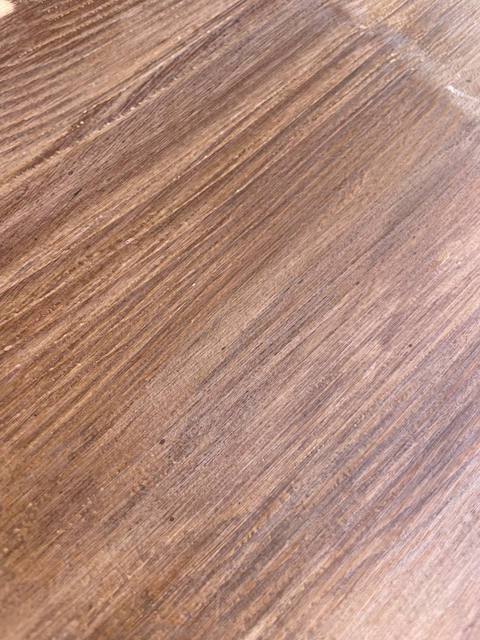 Cómo pintar el alféizar de una ventana paso a paso 24 Aplicamos una nueva mano de pátina Palisandro