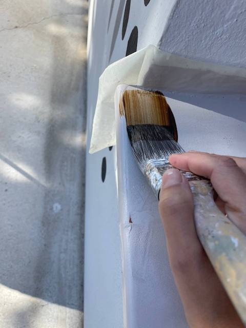 Cómo pintar el alféizar de una ventana paso a paso 19 Aplicamos la pátina con brocha