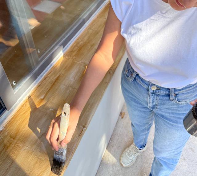 Cómo hacer efecto madera con pintura 14 Patinamos en alfeizar en color Palisandro