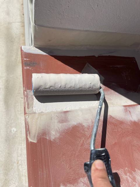 Cómo pintar el alféizar de una ventana paso a paso 17 Pintamos con el rodillo todo el alfeizar