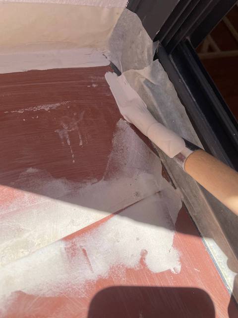 Cómo pintar el alféizar de una ventana paso a paso 16 Recortamos con pintura Strong los bordes del alfeizar