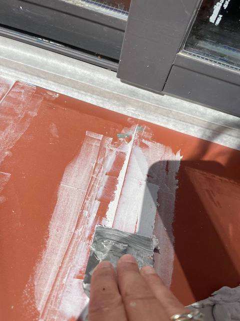 Cómo pintar el alféizar de una ventana paso a paso 9 Rellenamos las juntas con masilla de texturas