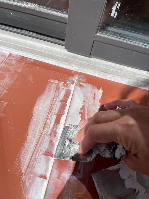 Cómo pintar el alféizar de una ventana paso a paso 8 Alfeizar relleno juntas