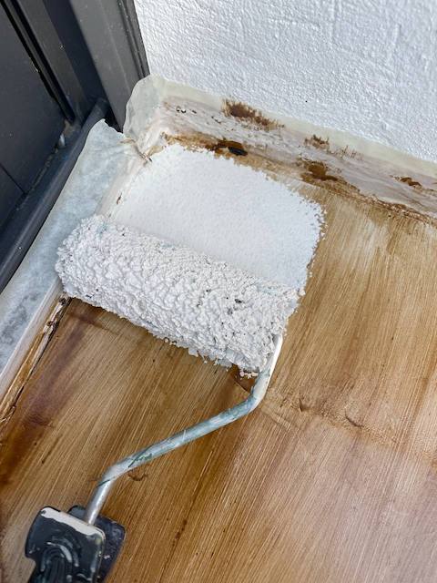 Cómo pintar el alféizar de una ventana paso a paso 21 Segunda mano de pintura Strong sobre la pátina