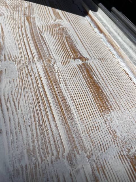 Cómo pintar el alféizar de una ventana paso a paso 23 Alfeizar veteado sobre la segunda mano de pintura