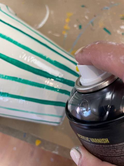 Ideas para pintar macetas de terracota con estilo 15 Maceta de terracota con barniz con brillo en spray