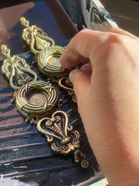 Cómo restaurar un mueble antiguo. 15 Aplique agua