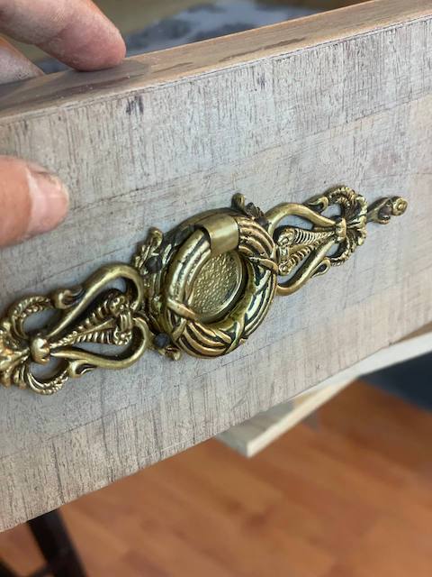 Cómo restaurar un mueble antiguo. 18 Aplique en cajon