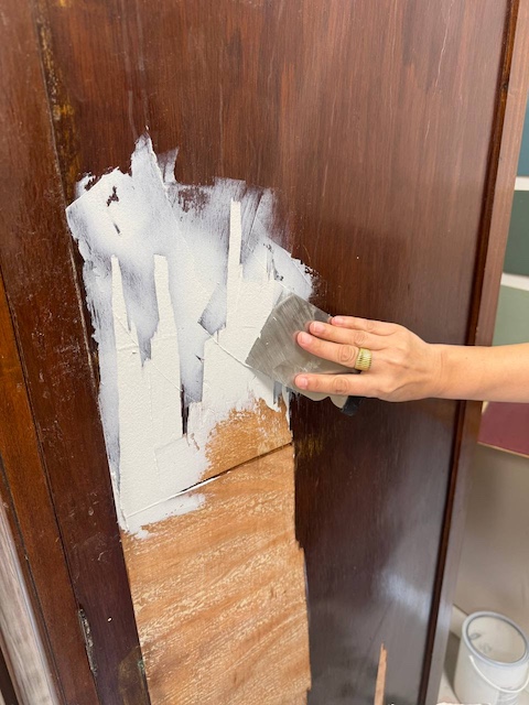 Gema enmasillando el armario