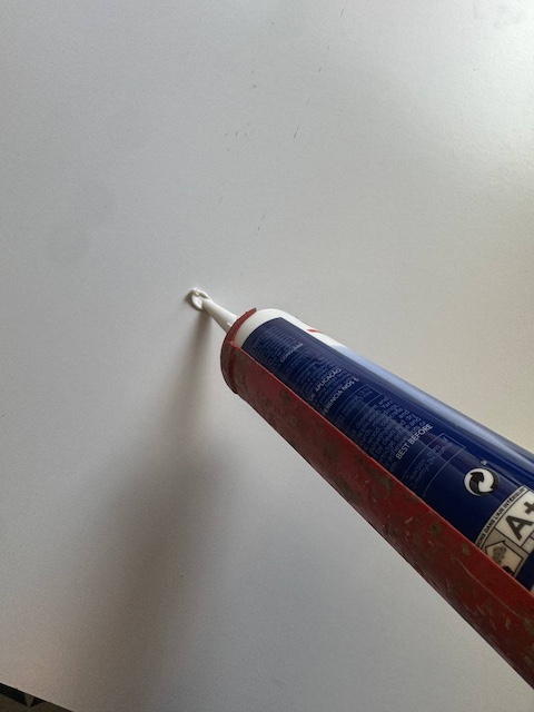 Ponemos silicona blanca para pegar
