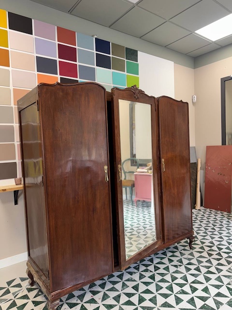 Cómo eliminar la carcoma de este armario antiguo