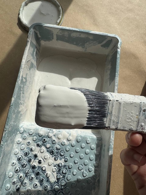 Brocha con pintura salon de te