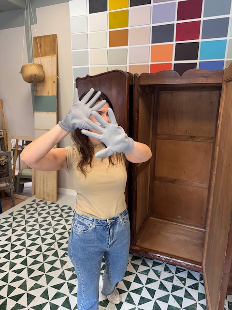 Gema poniéndose los guantes