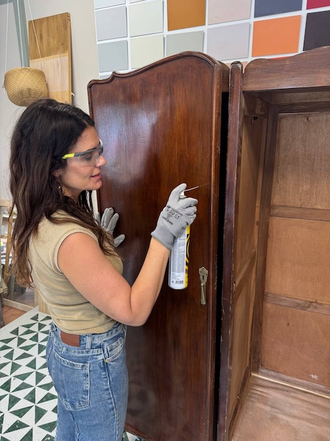 Gema aplicando producto anticarcoma