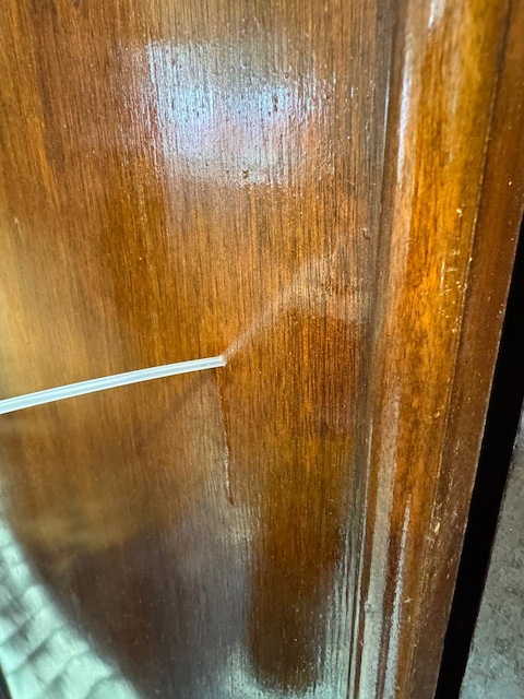 Aplicando producto en el armario