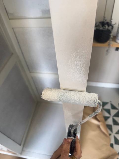 Extendiendo la pintura con el rodillo