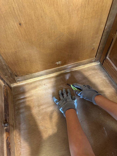 Retiramos las astillas rotas del mueble