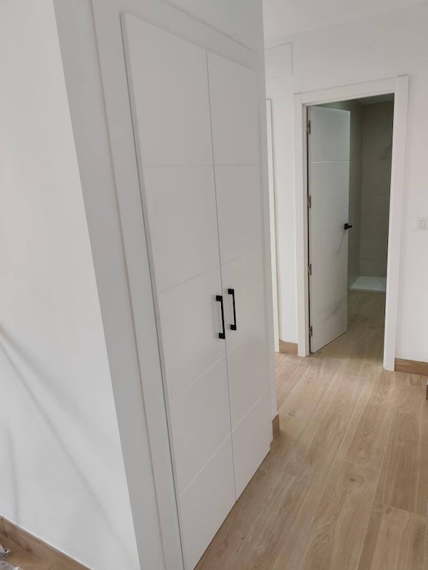 Puertas de armario colgadas