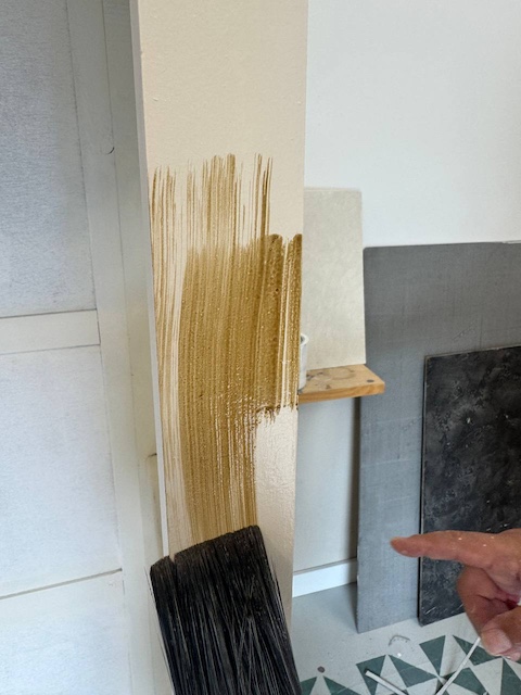 Vamos aplicando la pátina con brocha descargada