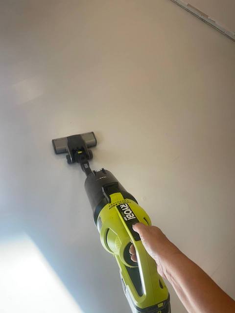 Guía para restaurar y pintar una tarima flotante 21 Aspiramos el polvo despues de lijar la pintura de la tarima flotante