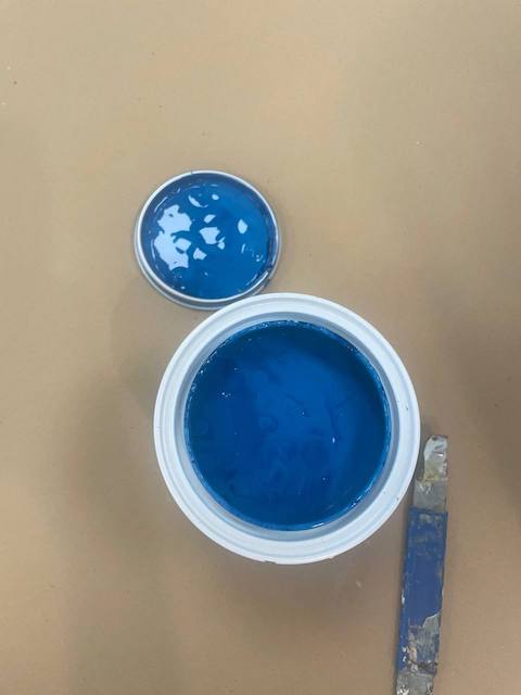 Cómo pintar sillas de ratán sintético paso a paso 10 Color elegido para pintar la silla de ratán