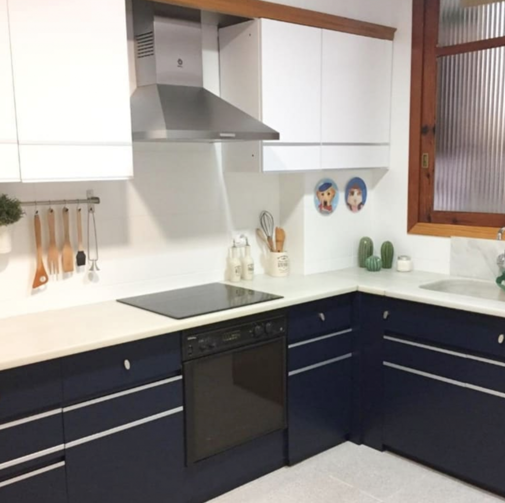 Guía completa para pintar y decorar tu casa según tu estilo de decoración 26 Cocina pintada en zul Noche y blanco