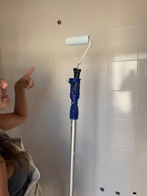 Gema señalando el rodillo de espuma