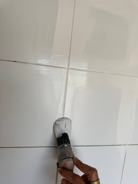 Pintamos las juntas con la brocha