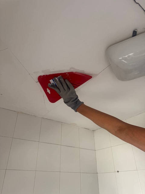 Extendemos la masilla  en el techo con espátula