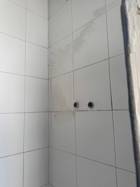 Azulejos de baño con masilla